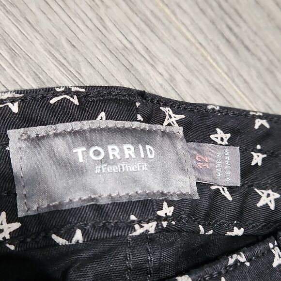 Torrid "Feel The Fit" Black Star Denim Stretch Shorts - Picture 3 of 7